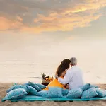 Villa Fiesta - Beachfront Getaway
